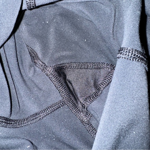 👀 97. LULULEMON black crop legging Sz 4 - Picture 5 of 8